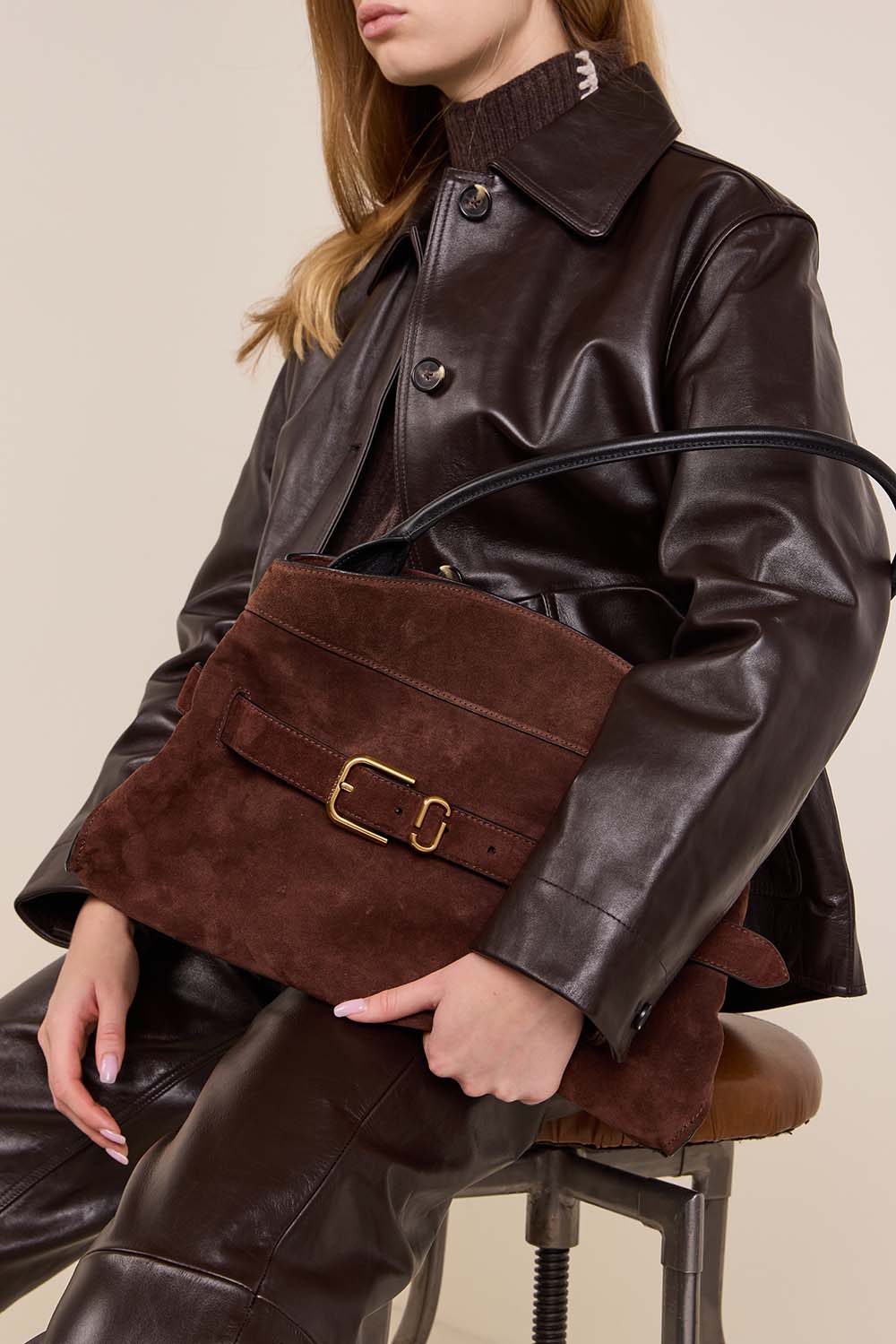 תמונת כל הלוק של תיק כתף דקוטה זמש